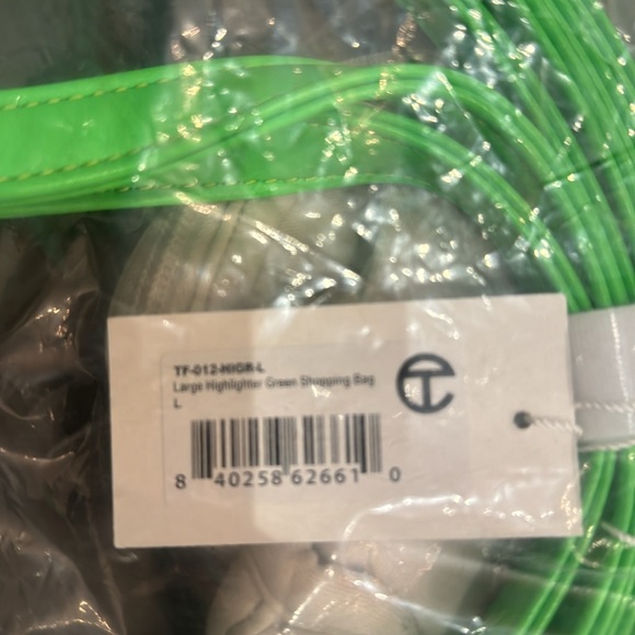 New with tags in Sealed bag Telfar highlighter green - Picture 4 of 4